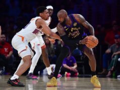 LeBron James atinge 12 mil assistências enquanto Lakers derrota Suns