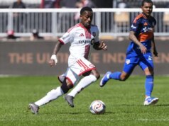 Cincinnati marca tarde para empatar com Toronto