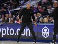 Relatório: Doc Rivers sai após três anos como técnico do Bucks