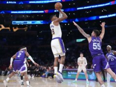 Lakers esvazia o banco em vitória desigual sobre o humilde Jazz