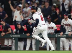 Dominic Smith, do Braves, pressiona para entregar novamente contra Marlins