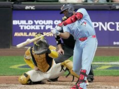 Jays rali em 9º, segura Brewers em 10º em vitória selvagem