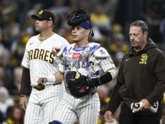 Padres C Freddy Fermin atingido por falta de bola, sai do jogo contra os Mariners
