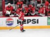 Blackhawks marca cinco gols consecutivos para vencer Sharks no closing da temporada