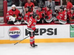 Blackhawks marca cinco gols consecutivos para vencer Sharks no closing da temporada