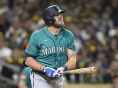 Padres rali com 5 corridas em 9º para vencer Mariners e estender sequência de vitórias