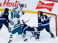 Macklin Celebrini quebra o recorde de pontos da temporada dos Sharks na vitória sobre os Jets