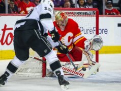 Arsenii Sergeev, do Flames, brilha na estreia na NHL; Reis ganham o segundo curinga