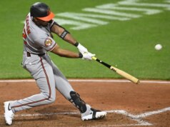 Orioles causam todo o dano no oitavo, atordoando os Guardiões 6-4