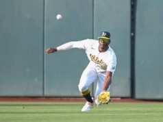 Atletismo coloca Denzel Clarke (pé) na lista de lesionados de 10 dias