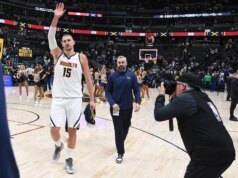 Nikola Jokic postou triplo-duplo na vitória do Nuggets sobre os Wolves no Jogo 1