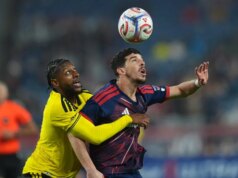 PK de Carles Gil aos 85 minutos aumenta Revs sobre Crew