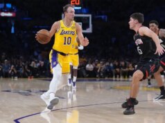 Resumo da NBA: 27 de Luke Kennard faz o Lakers ultrapassar o Rockets no jogo 1