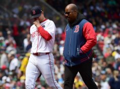 Crimson Sox coloca RHP Sonny Grey (músculo posterior da coxa) em IL