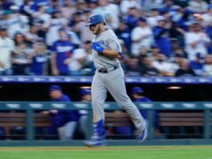 Dodgers acertam 5 homers e escapam do Colorado com divisão
