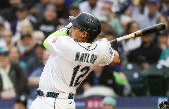 Grandes morcegos dos Mariners acordando antes da série no Cardinals