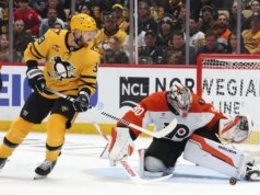 Dan Vladar pronto para jogar Flyers no jogo 4; Pinguins recorrem a Arturs Silovs