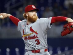 Cardinals derrotam Marlins atrás do house run de Nathan Church