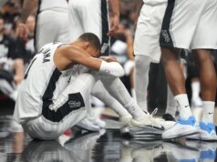 Victor Wembanyama (concussão) viajando com o Spurs