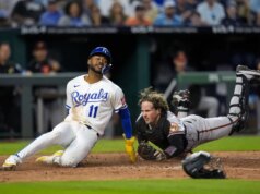 Royals aproveitam os arremessos selvagens de Orioles e derrapam em 8 jogos