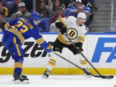 Bruins voltam para casa para o jogo 3 depois de virar a vantagem do Sabres em casa