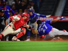 A rebatida tardia de Lenyn Sosa levanta Jays sobre a derrapagem de Angels