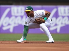 Atletismo ativa Brent Rooker, DFA INF Andy Ibanez