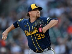 Chad Patrick, dos Brewers, leva o golpe para tentar sufocar os Diamondbacks