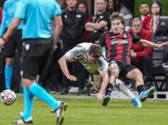 A vitória do adolescente mantém Nova Inglaterra rolando, Atlanta escorregando