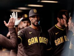 Padres marca 5 em nono para superar as Montanhas Rochosas