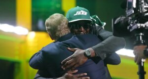 O draft da NFL traz muitas surpresas após a enterrada de Fernando Mendoza, dos Raiders