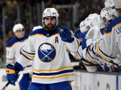 Resumo da NHL: o gol de Alex Tuch dá aos Sabres uma vantagem de 2 a 1 sobre os Bruins