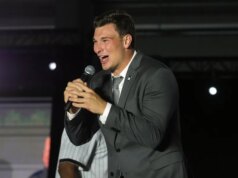 Fernando Mendoza, dos Raiders, usará o número 15 com a bênção de Tom Flores