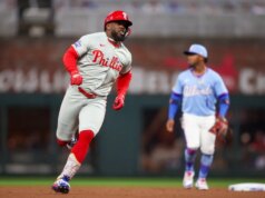 Phillies derrapa em 10 jogos com derrota extra-inning para Braves
