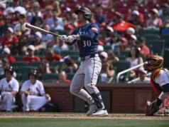 A explosão de Rob Refsnyder leva os Mariners à varredura de cartas