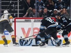 Knights empatam com Mammoth no gol de Shea Theodore no OT