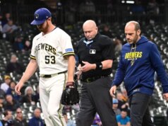 Brewers RHP Brandon Woodruff sai após quedas de velocidade
