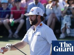 Cameron Younger cambaleia em Rory McIlroy com mochila em seu encalço para a closing do Masters