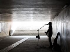 Busker convida estranho para cantar com ele no parque, então as pessoas percebem que ela é famosa