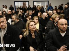 Famílias lotam tribunal grego para julgamento do acidente de trem mais mortal