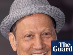 Rob Schneider pede aos EUA que restaurem o alistamento militar