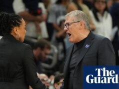 Geno Auriemma pede desculpas por comportamento ‘desnecessário’ após tensa conversa com Daybreak Staley