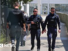 Caça a suposto atirador de 89 anos com cinco feridos em Atenas