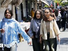 Em Teerão, o dinheiro é escasso e o regresso à guerra paira sobre a vida quotidiana