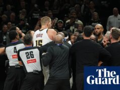 Nikola Jokić transborda após a bandeja zombeteira de McDaniels na derrota do Nuggets para o Timberwolves