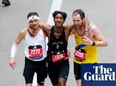 ‘Dois são mais fortes que um’: dupla da Maratona de Boston elogiada por ajudar corredor em dificuldades a cruzar a linha de chegada