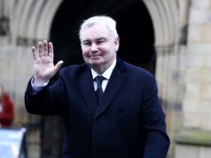 Apresentador do GB Information, Eamonn Holmes, se recuperando no hospital após acidente vascular cerebral
