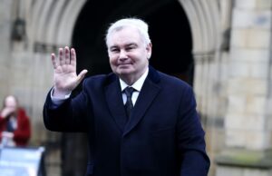 Apresentador do GB Information, Eamonn Holmes, se recuperando no hospital após acidente vascular cerebral