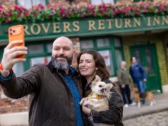 Rovers Return: Cães descem nas famosas pedras da Coronation Road