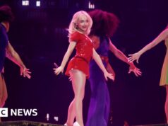 Coachella começa com Sabrina Carpenter e convidados surpresa